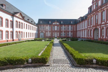 Köln yakınlarındaki Brauweiler Manastırı