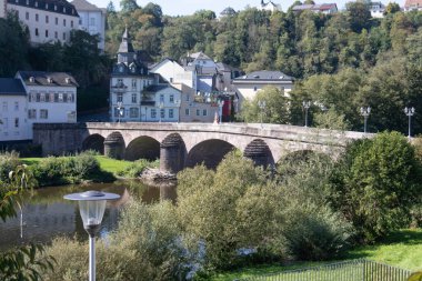 Eski Lahntal Köprüsü nehir üzerinde bir köprü olarak
