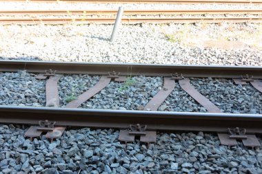 Eğri demiryolu rayları