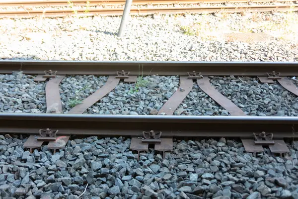 Eisenbahngleise Mit Gebogenen Eisenschwellen — Stockfoto