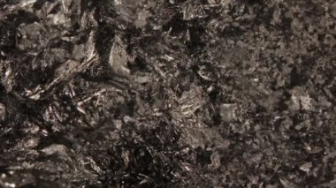 Mikroskop altında Pyrolusite kristalleri