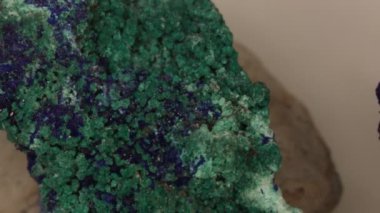 Mavi Azurit minerali mikroskop altında kayanın üzerinde