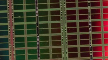 Mikroskop altında mikroçipler için devre kartı