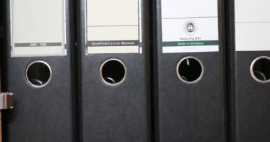 Kahverengi dolaptaki siyah dosya dizinleri
