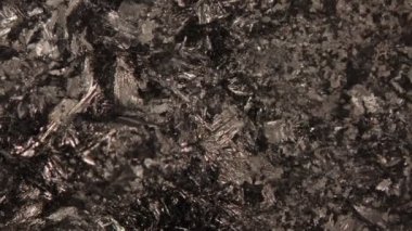 Mikroskop altında Pyrolusite kristalleri