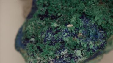 Malachite ve azurit mikroskop altında.