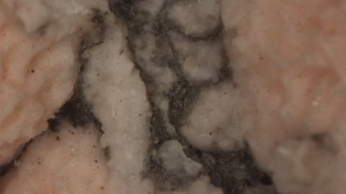 Mikroskop altında Alabaster kristalleri yakınlaştırılıyor