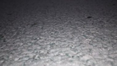 Gri aşınmış halı ve salonda döşeme