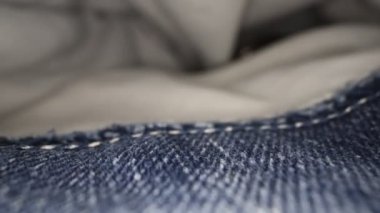 Endoskop kamerası bir kot pantolonun cebine girer ve bir anahtar bulur.