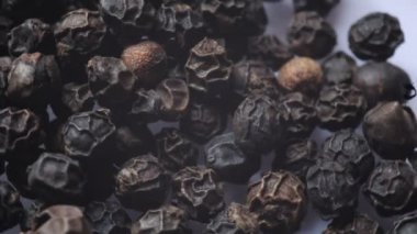 Büyüteçin altında baharat olarak biber taneleri