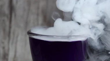 Dumanlı gri sis perdesi sahne etrafında.