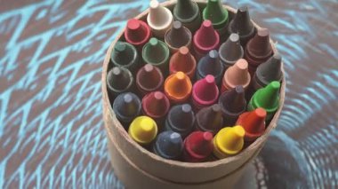 Kaplarda farklı renklerde renkli kalemler