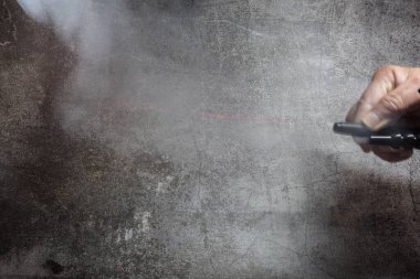 Kırmızı lazer ışını duman parçacıkları tarafından görünür hale getirilir