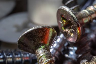 Pirinç vidalar bir büyüteç altında iplik ile