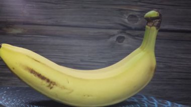 Masada sarı tatlı muzlar hareket ediyor.