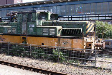 Demiryolunun eski paslı demir yük vagonları