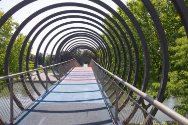 Oberhausen 'deki renkli çelik Slinky Springs Köprüsü