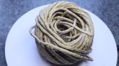 İp yuvarlandı ve yuvarlandı.
