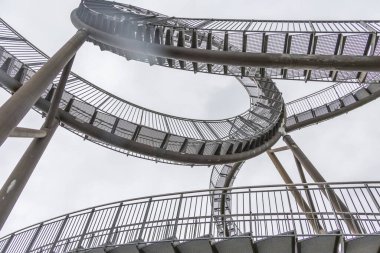 Duisburg 'daki Kaplan ve Kaplumbağa Anıtı, Ruhr bölgesinin sembolü.