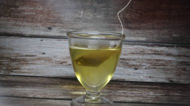 Kaynar su bardağa konur ve bir çay poşeti içine taşınır.