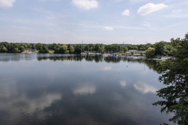 Duisburg, NRW, Almanya 'da yerel bir dinlenme alanı olarak altı göl plakası