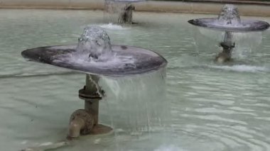 Havuzda çeşmeler var.