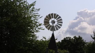 Rüzgâr türbini bulutlu gökyüzünün altında seyyar hava istasyonu olarak