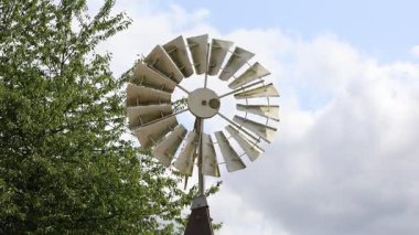 Rüzgâr türbini bulutlu gökyüzünün altında seyyar hava istasyonu olarak