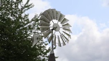 Rüzgâr türbini bulutlu gökyüzünün altında seyyar hava istasyonu olarak