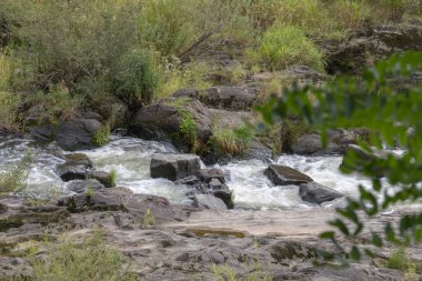 Nehirdeki çeşmeli şelale