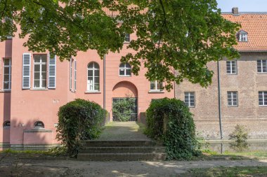 Duesseldorf yakınlarındaki su kalesi Kalkum.