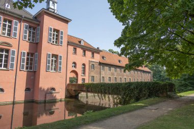 Duesseldorf yakınlarındaki su kalesi Kalkum.
