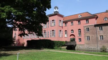 Duesseldorf yakınlarındaki su kalesi Kalkum.