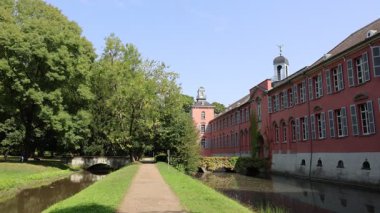 Duesseldorf yakınlarındaki su kalesi Kalkum.
