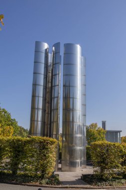 Hesse 'de Marburg semalarında yansıması olan yüksek modern gümüş kuleler.