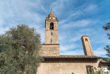 Cremia, Como, Lombardy, İtalya 'daki San Vito Katolik Kilisesi' nin çan kulesi manzaralı.