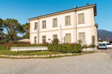 Como, Lombardy, İtalya - 26 Ekim 2022 Como Gölü kıyısındaki parkta Villa Geno.