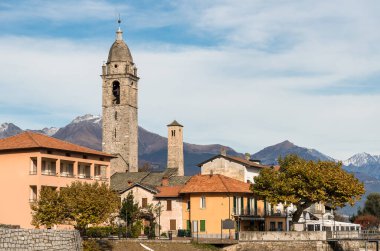 Cremia, Como, Lombardy, İtalya 'daki San Vito Katolik Kilisesi' nin çan kulesi manzaralı.