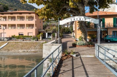 Como Gölü kıyısındaki Cremia köyünün iskelesi, sonbahar zamanı, Lombardy, İtalya
