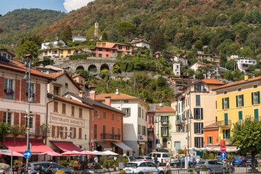 Argegno, Lombardy, İtalya - 5 Eylül 2022: Argegno köyünün tarihi merkezi, Como Gölü kıyısında yer almaktadır..