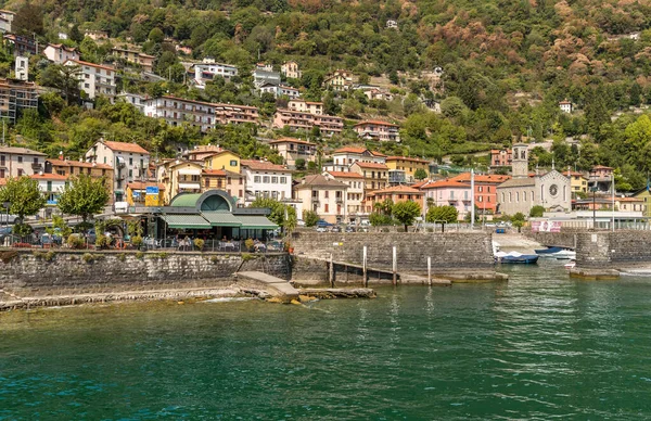 Argegno Lombardie Itálie Září 2022 Pohled Vesnici Argegno Kostelem Nejsvětější — Stock fotografie
