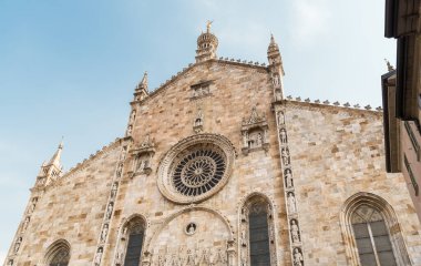 Como Katedrali 'nin ön cephesi Como şehrinin tarihi merkezinde, Lombardy, İtalya