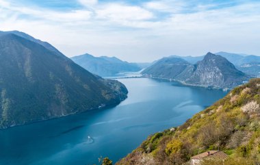 Monte Bre, Ticino, İsviçre 'den Monte San Salvatore ile Lugano Gölü Panoraması