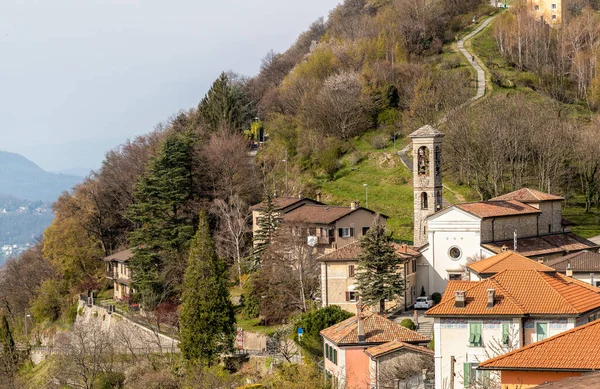 Veduta Del Borgo Bre Aldesago Con Campanile Della Chiesa Parrocchiale — Foto Stock