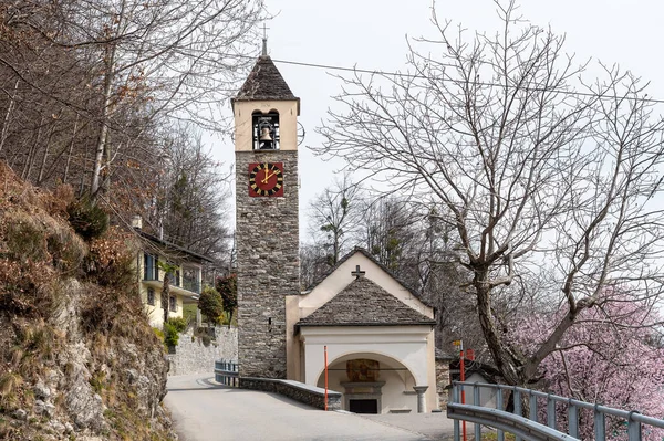 카마도 보르그 사이에 로렌초 교회의 스위스 치노의 도로에서 바라본 — 스톡 사진