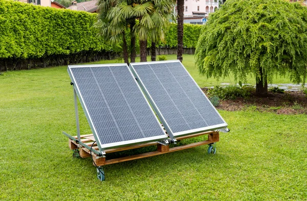 Panneaux Photovoltaïques Mouillés Par Pluie Sur Palette Bois Dans Jardin Image En Vente