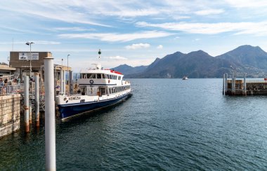 Intra-Verbania, Piedmont, İtalya - 9 Nisan 2023: Intra limanında feribot ile Maggiore Gölü manzarası