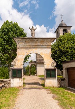 San Martino antik kilise giriş kemeri Oleggio Castello parkı, Novara, Piedmont, İtalya
