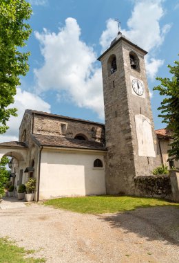 San Martino antik kilise çan kulesi Oleggio Castello parkı, Novara, Piedmont, İtalya