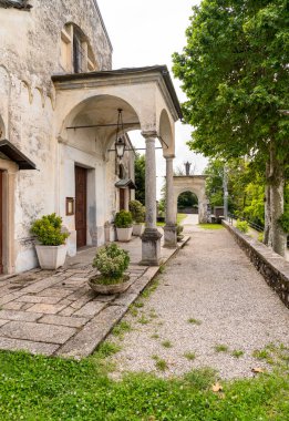 İtalya 'nın Piedmont eyaletinin Novara ilindeki Oleggio Castello parkındaki San Martino antik kilise.